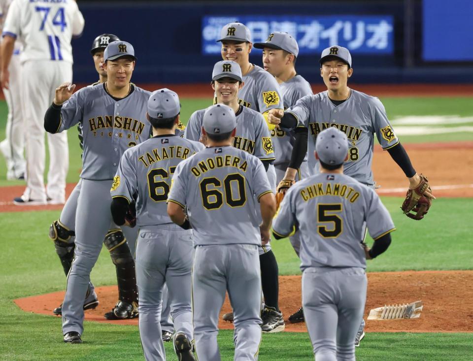 　勝利を喜ぶ阪神ナイン＝２６日