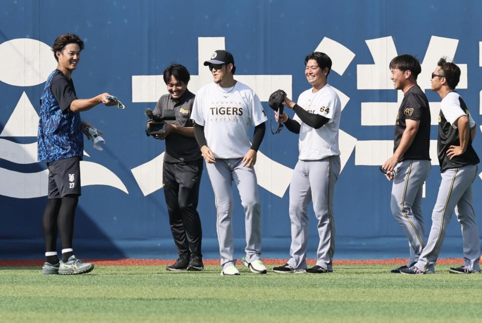 　阪神の投手陣と再会し、笑顔を見せる藤浪（撮影・田中太一）