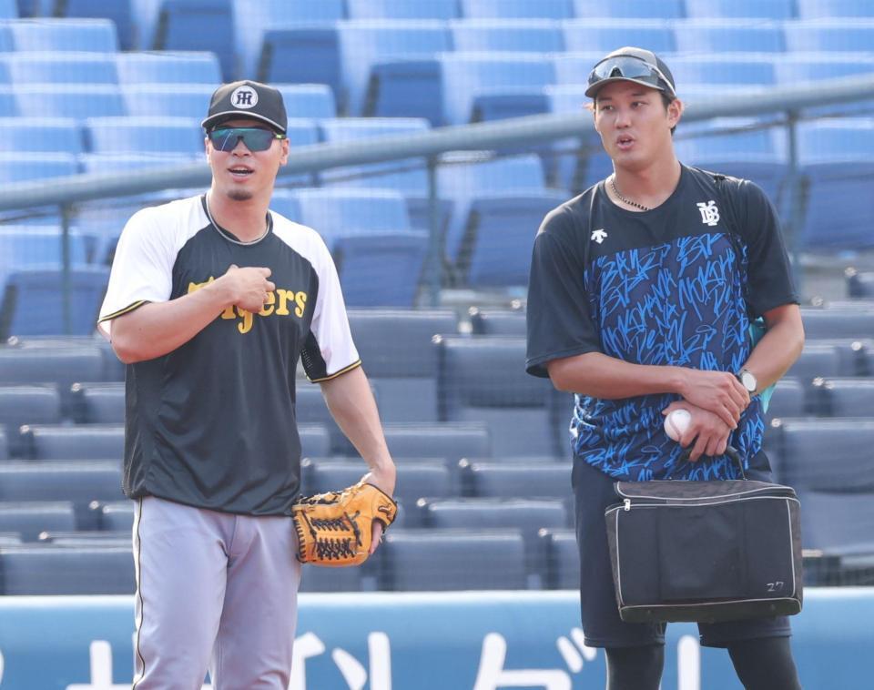 　佐藤輝（左）と話す藤浪（撮影・西岡正）