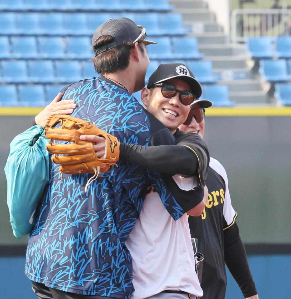抱き合って再会を喜ぶ糸原（右）と藤浪（撮影・田中太一）