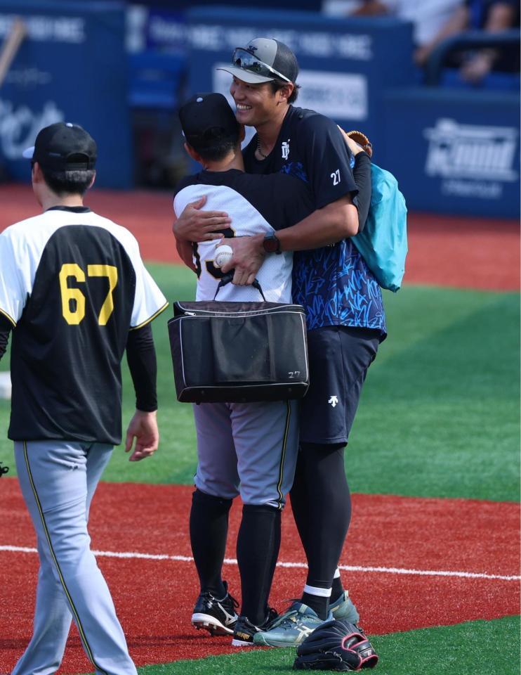 糸原（左）と抱き合う藤浪（撮影・金田祐二）