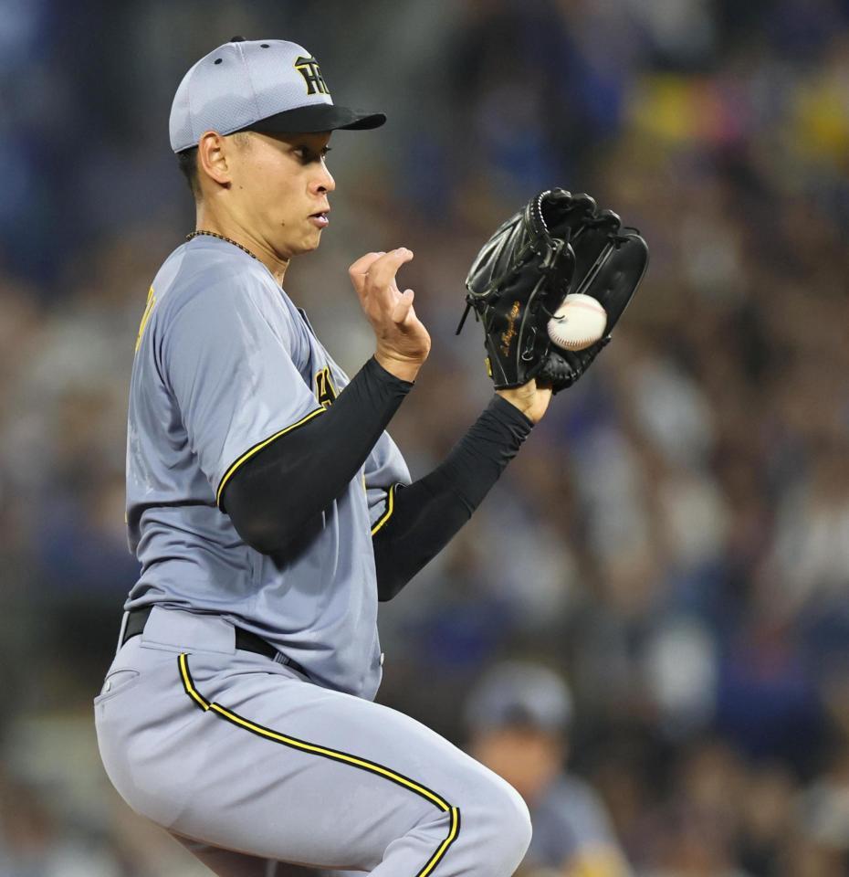 ４回、山本の打球を好捕する早川（撮影・田中太一）