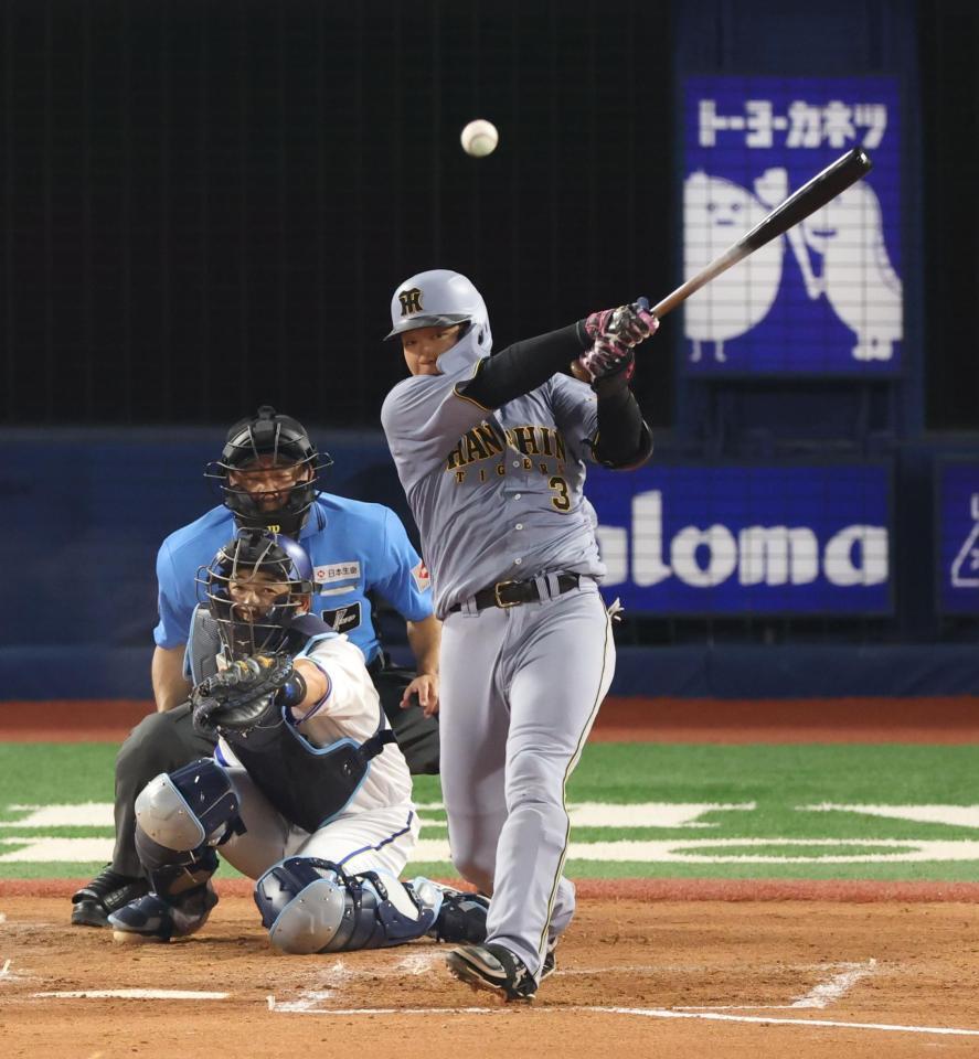 ４回、先制適時二塁打を放つ大山（撮影・金田祐二）