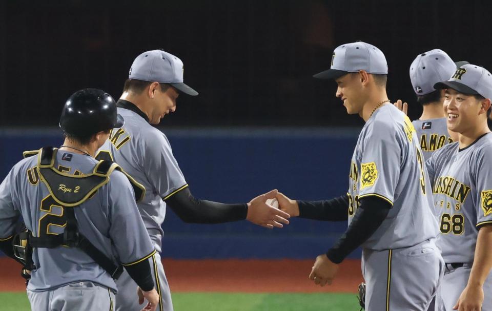 岩崎（左）からウイニングボールを受け取り笑顔の早川（撮影・金田祐二）