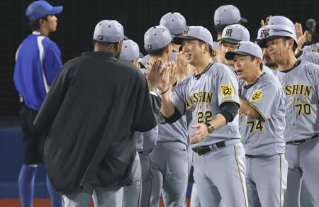 　ナインを迎える藤川監督（撮影・金田祐二）