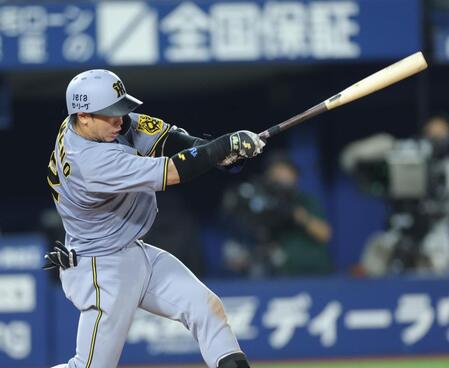 ９回、三塁へ内野安打を放つ梅野（撮影・西岡正）