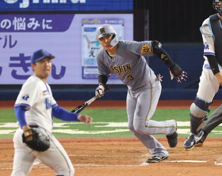 ４回、先制適時二塁打を放つ大山（撮影・金田祐二）