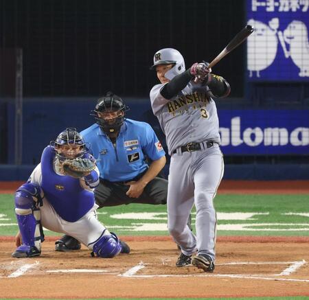 ５回、右前打を放つ大山（撮影・金田祐二）