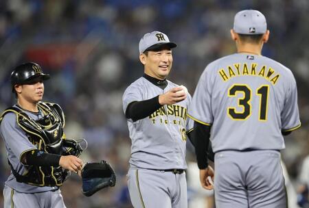 　最後を締めた岩崎（中央）と梅野（左）は出迎える早川にウイニングボールを手渡す＝２７日