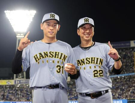 　プロ初先発初勝利を飾った早川（左）は藤川監督とポーズを決める（撮影・田中太一）