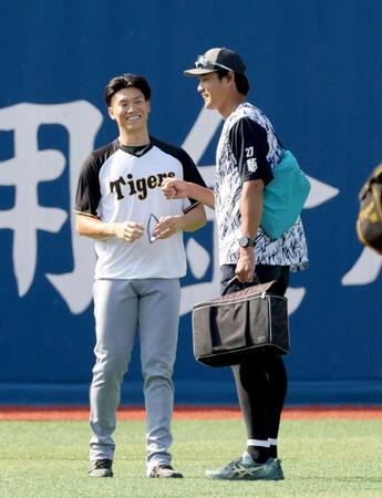 　藤浪と話す湯浅（撮影・西岡正）