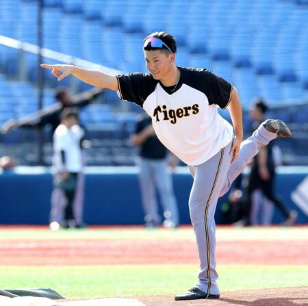 　マウンドを確認する湯浅（撮影・西岡正）