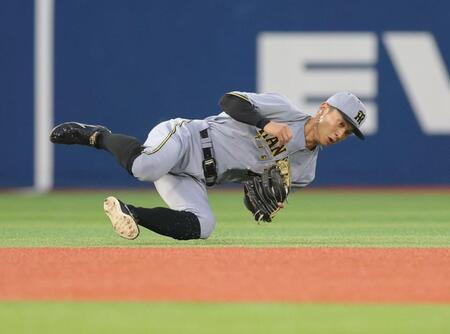 　２回、オースティンの打球を好捕した熊谷＝２７日