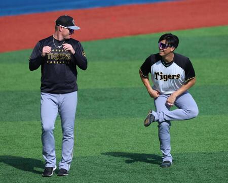 　１軍に合流し笑顔のネルソンと湯浅（撮影・金田祐二）