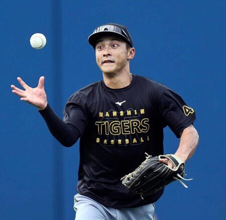 　外野で守備練習をする熊谷（撮影・田中太一）