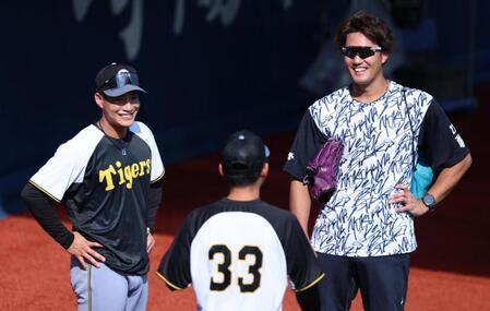 　談笑する（左から）木浪、糸原、藤浪（撮影・金田祐二）