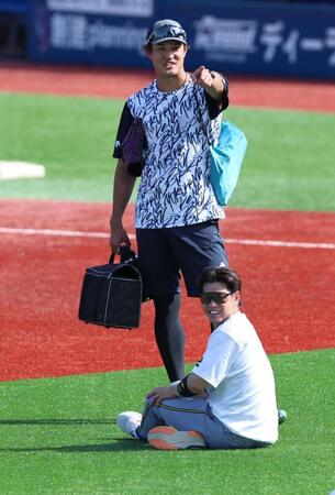 　談笑する藤浪と梅野（撮影・金田祐二）