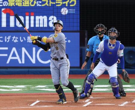 【写真】佐藤輝は止まらない！キング独走先制アーチ　捕手も主審もビックリぼう然