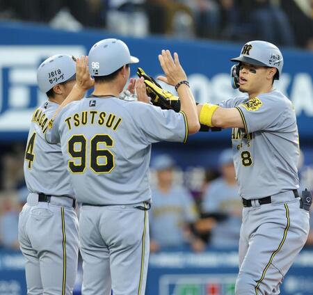 　１回、先制２ランを放ち生還する佐藤輝（撮影・西岡正）