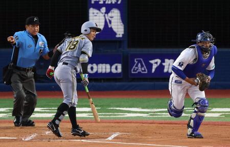 　２回、スクイズを外される伊原（撮影・金田祐二）