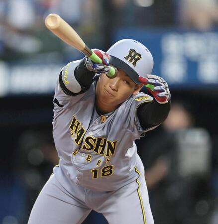 　２回、スクイズを試みるも空振りする伊原（撮影・田中太一）