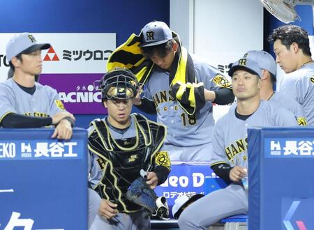 　５回で降板となり、肩を落として引き揚げる伊原（中央）＝撮影・西岡正