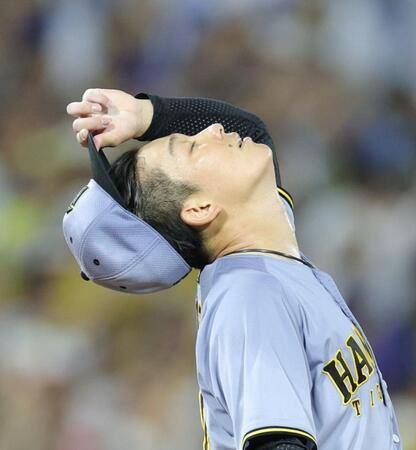 　４回、オースティンに勝ち越しソロを浴び、天を仰ぐ伊原（撮影・西岡正）