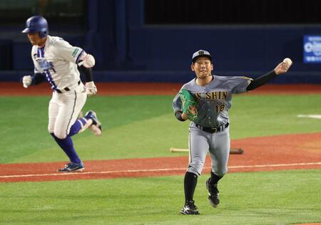 　５回、桑原の送りバントを二塁へ送球し進塁を阻止する伊原（撮影・金田祐二）