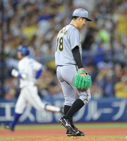 　２回、松尾（左）に同点２ランを浴びた伊原（撮影・西岡正）