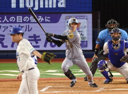 　８回、中前打を放つ中野（撮影・金田祐二）