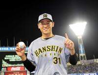　プロ初先発初勝利を飾った早川はウイニングボールを手に笑顔を見せる（撮影・田中太一）