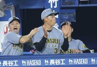 　プロ初先発初勝利を坂本（左）に祝福される早川（撮影・西岡正）