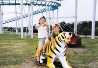 　３歳ごろ、弟と虎にまたがって遊ぶ早川（左）（本人提供）