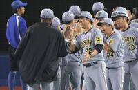 　ナインを迎える藤川監督（撮影・金田祐二）