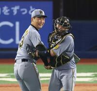 　最後を締めた梅野（右）と笑顔の岩崎（撮影・金田祐二）