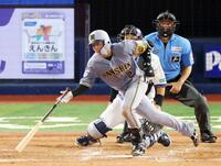 　４回、右前打を放つ梅野（撮影・金田祐二）