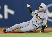 ３回、二塁打を放つ梅野（撮影・田中太一）