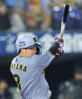 　４回、左中間に先制となる適時二塁打を放つ大山（撮影・西岡正）