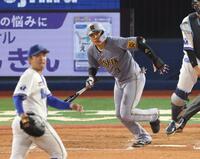 ４回、先制適時二塁打を放つ大山（撮影・金田祐二）