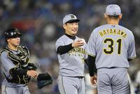 　最後を締めた岩崎（中央）と梅野（左）は出迎える早川にウイニングボールを手渡す＝２７日