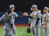 　岩崎からウイニングボールを受け取り笑顔の早川＝２７日