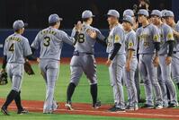 ナインを迎える早川（撮影・金田祐二）