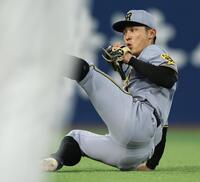 　２回、オースティンの打球を好捕する熊谷＝２７日