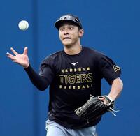 　外野で守備練習をする熊谷（撮影・田中太一）