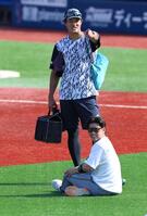 　談笑する藤浪と梅野（撮影・金田祐二）