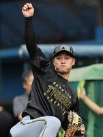 　スローイングの練習をする坂本（撮影・田中太一）