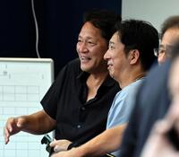 　佐々木主浩氏と話をする藤川監督（撮影・田中太一）