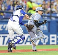 　２回、伊原のスクイズ失敗で松尾（左）にタッチされる梅野（撮影・西岡正）