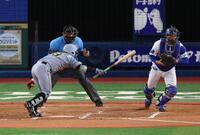 　２回、スクイズを外される伊原（撮影・金田祐二）