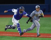 　２回、伊原がスクイズを外され、飛び出した梅野がタッチアウト（撮影・金田祐二）
